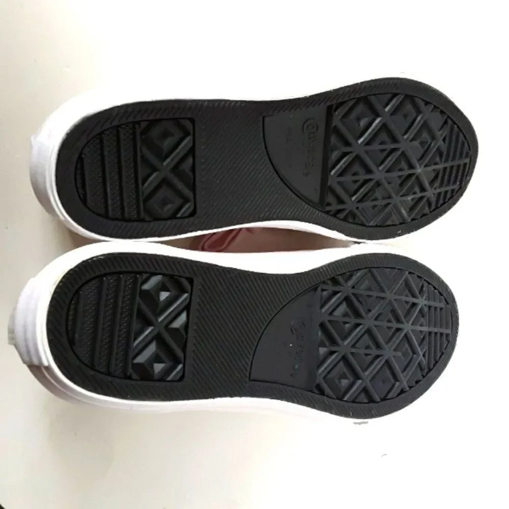 Converse Junior Big Girl Sneaker size 6